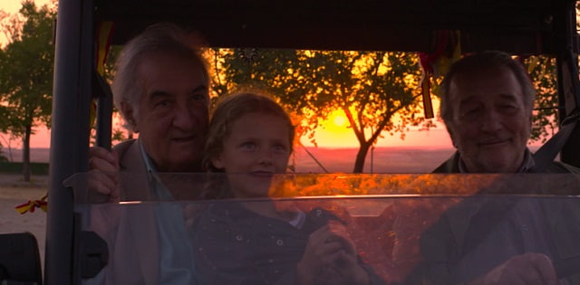 Una escena de ficción, de abuelo y nieta, en la película Madre Ven