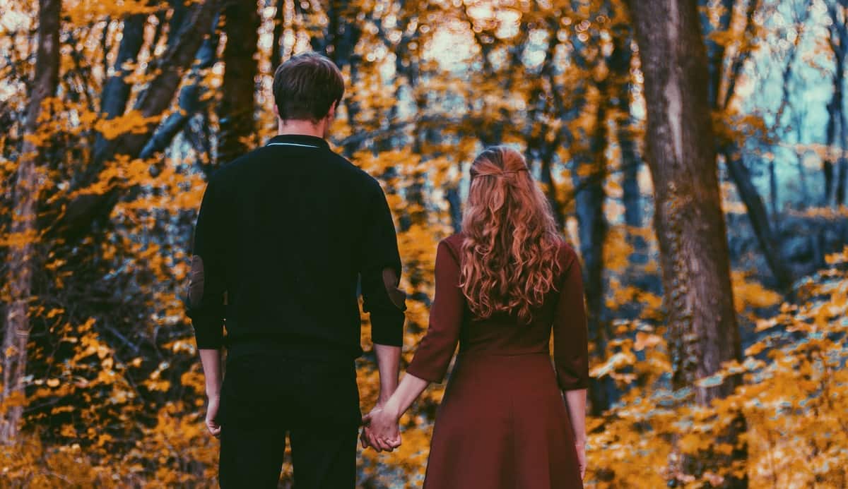 Una pareja joven en otoño, foto de Almos Bechtold en Unsplash 