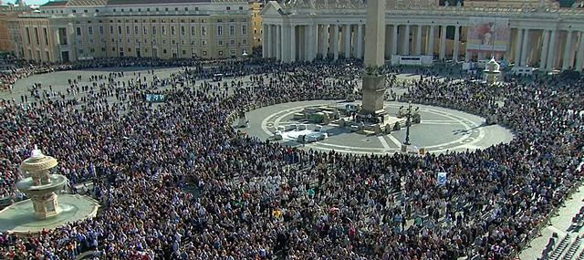 Fieles en la Plaza de San Pedro para rezar el Ángelus con el Papa.
