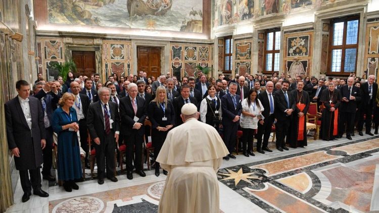 El Papa Francisco saluda a los asistentes al Congreso Judío Mundial