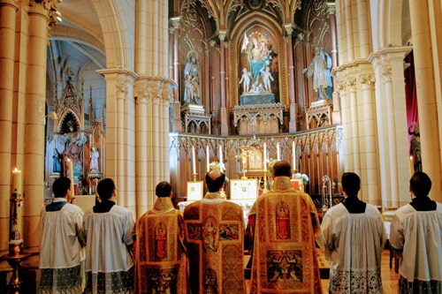 Misa tradicional en la iglesia de Nuestra Señora de la Paz, en Madrid.