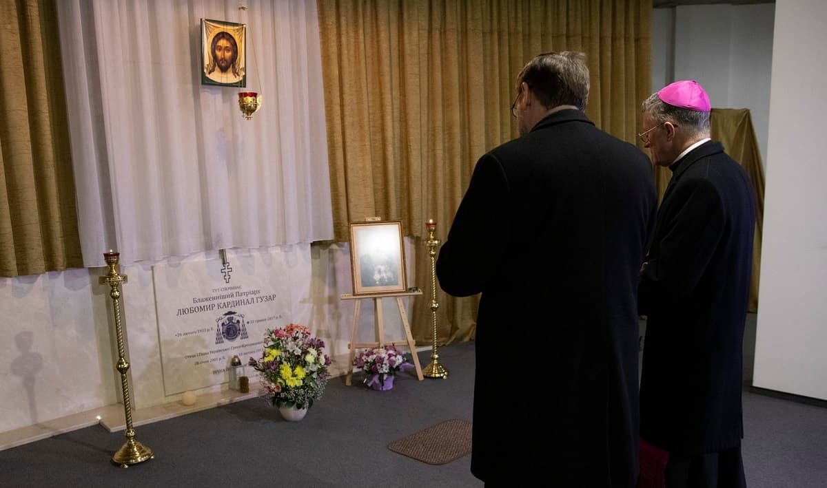El arzobispo Shevchuk enseña al arzobispo Broglio la tumba del cardenal Husar en Kiev