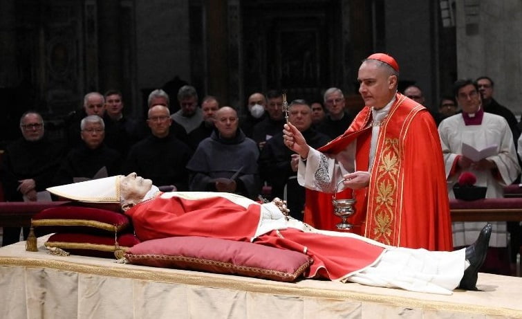 El cardenal Gambetti echa agua bendita a los restos de Benedicto XVI a su llegada a la basílica de San Pedro