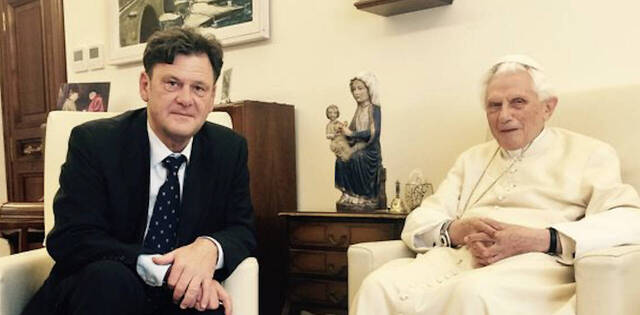 Peter Seewald con Benedicto XVI, por sus entrevistas el periodista volvió a la fe