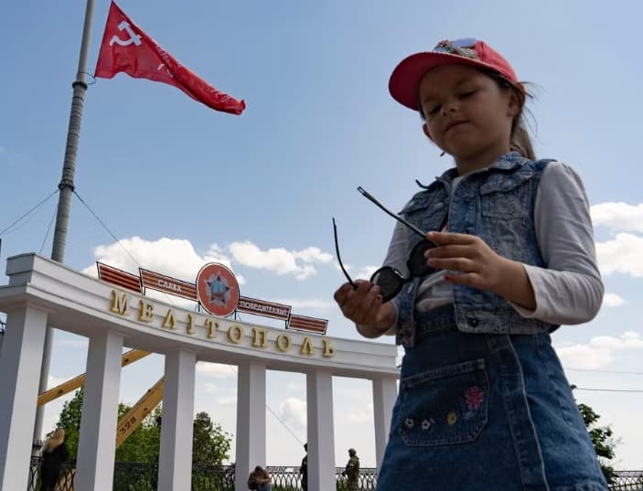 Bandera comunista en el Arco de Melitópol en mayo de 2022, foto de AFP