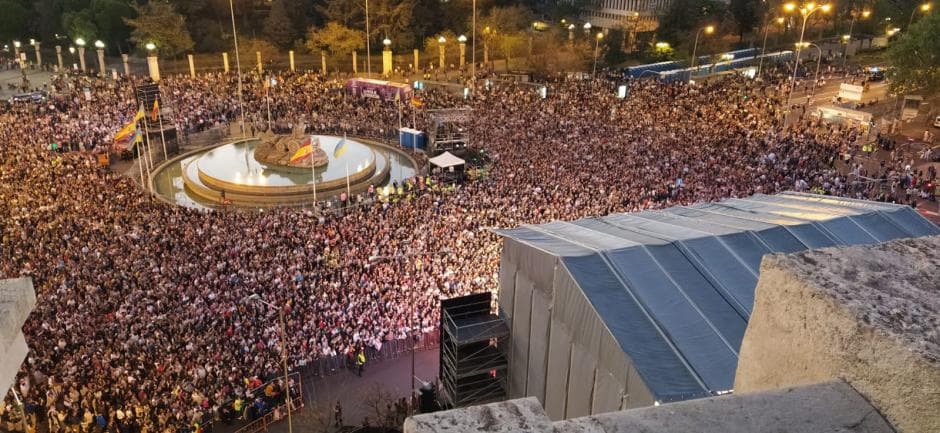 Vista desde arriba de la Plaza Cibeles llena en la Fiesta de la Resurrección.