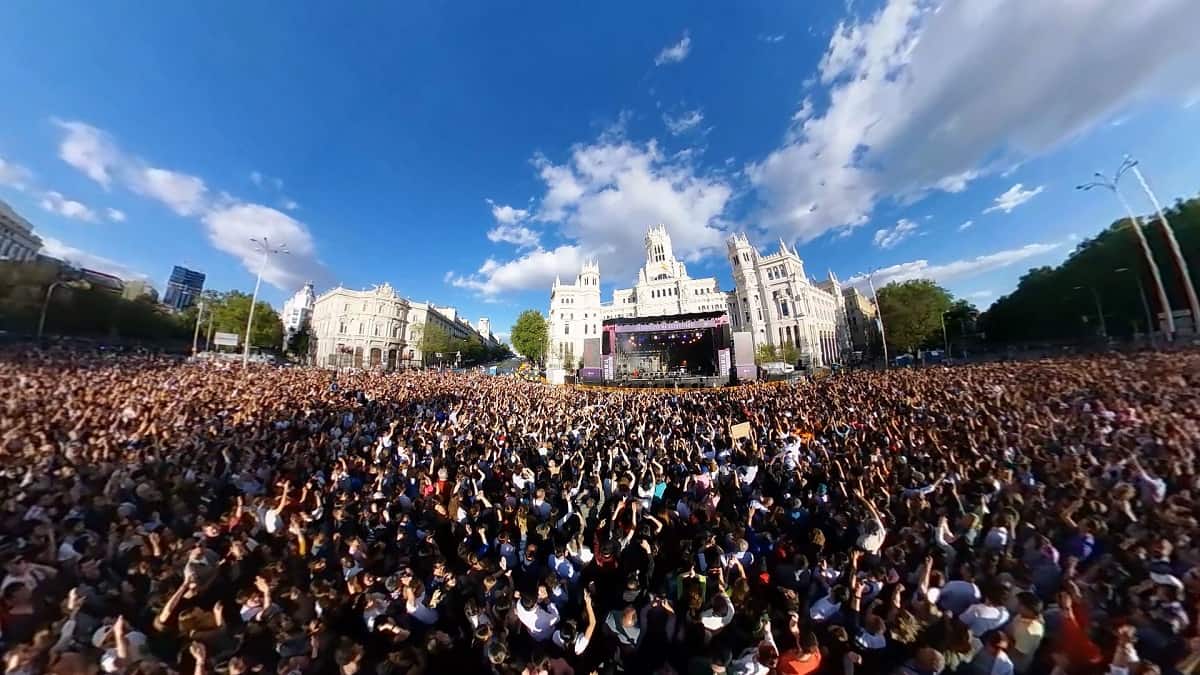Muchedumbre en la Fiesta de la Resurrección  2023 en Plaza Cibeles de Madrid