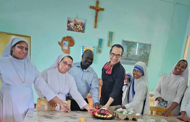 Un misionero mexicano con religiosas en una casa comboniana en Sudán
