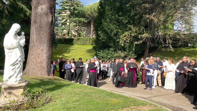 Embajadores latinoamericanos rezan el Rosario por la paz en los Jardines Vaticanos en mayo de 2023