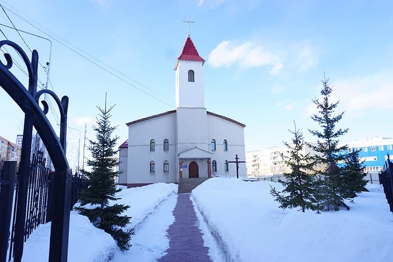 Parroquia Cristo Sol de Verdad con nieve en Yakutsk, la ciudad más fría del mundo