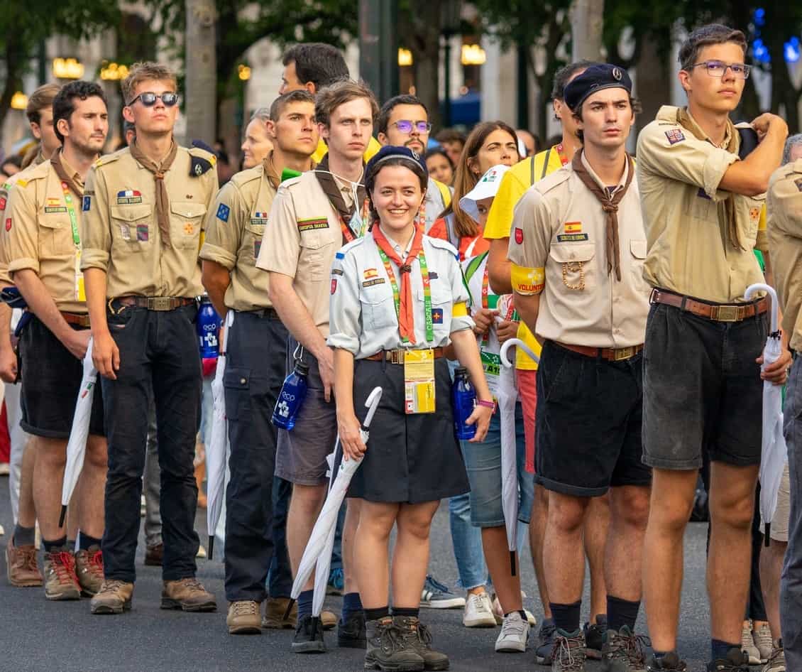 Voluntarios scouts en Lisboa ayudan a repartir la comunión en la misa inaugural, acompañando a los ministros extraordinarios