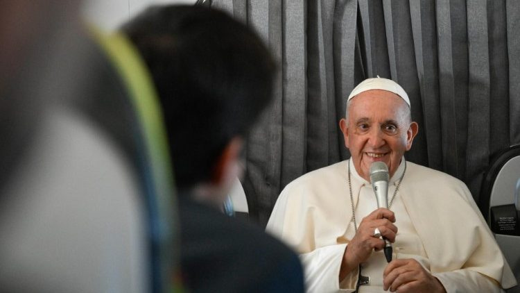 El Papa Francisco habla en el avión de vuelta de LIsboa a Roma tras la JMJ 2023