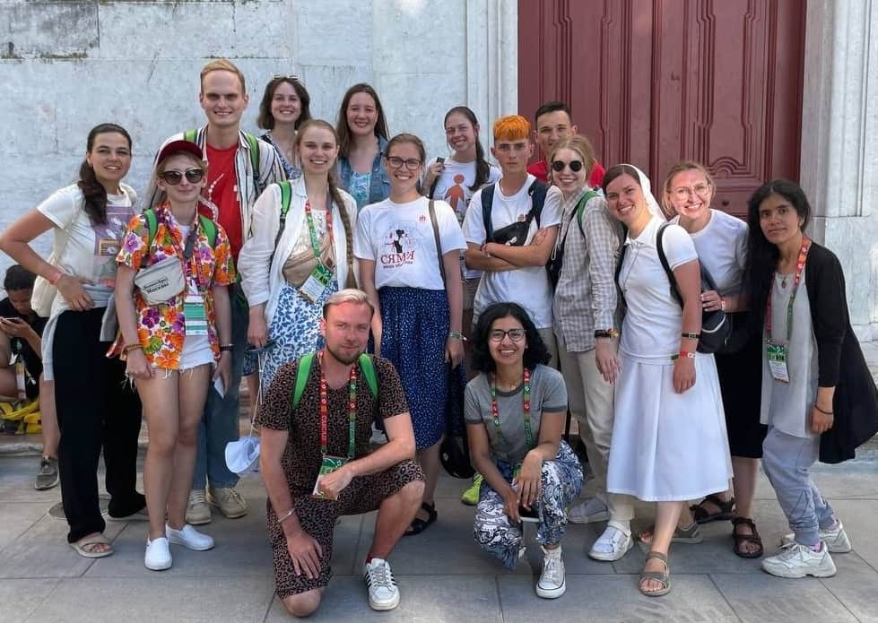 Los peregrinos rusos en la JMJ 2023 se fotografían con peregrinos bielorrusos