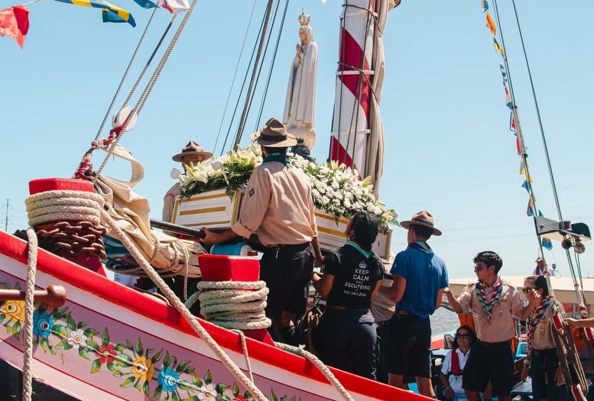 Una barca de los Scouts de Portugal, escuteiros, lleva la Virgen de Fátima a la JMJ de Lisboa