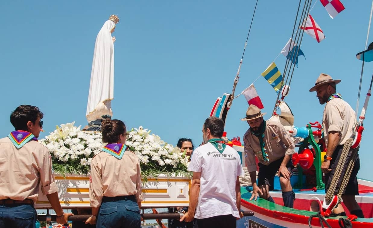 Jóvenes scouts marítimos de Portugal suben a la Virgen de Fátima a un barco rumbo a Lisboa