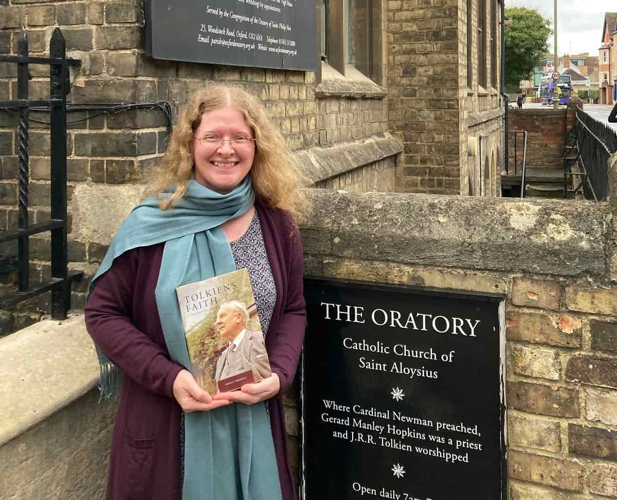 Holly Ordway en la antigua parroquia de Tolkien en Oxford con su libro sobre la fe de Tolkien