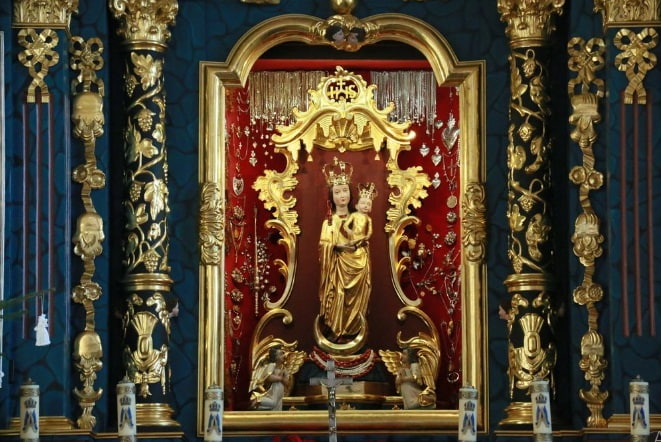 La Virgen Kebelska es una talla de madera de tilo del siglo XIII, sus fieles declaran curaciones asombrosas en el siglo XXI