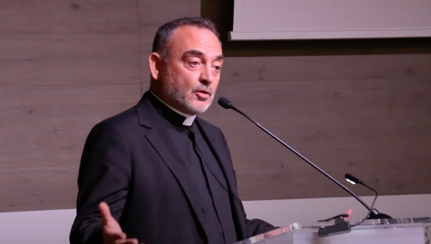 El novelista y párroco Jesús Sánchez Adalid en  la entrega de los Premios ReL 2023 de Bellas Letras