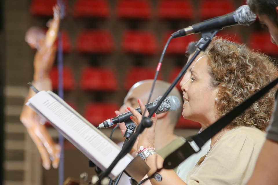 Isabel Ramírez canta durante una asamblea nacional de Renovación Carismática