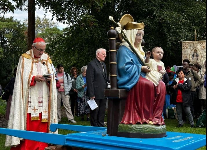 Devotos católicos con la Virgen de Walsingham en Inglaterra en septiembre de 2023