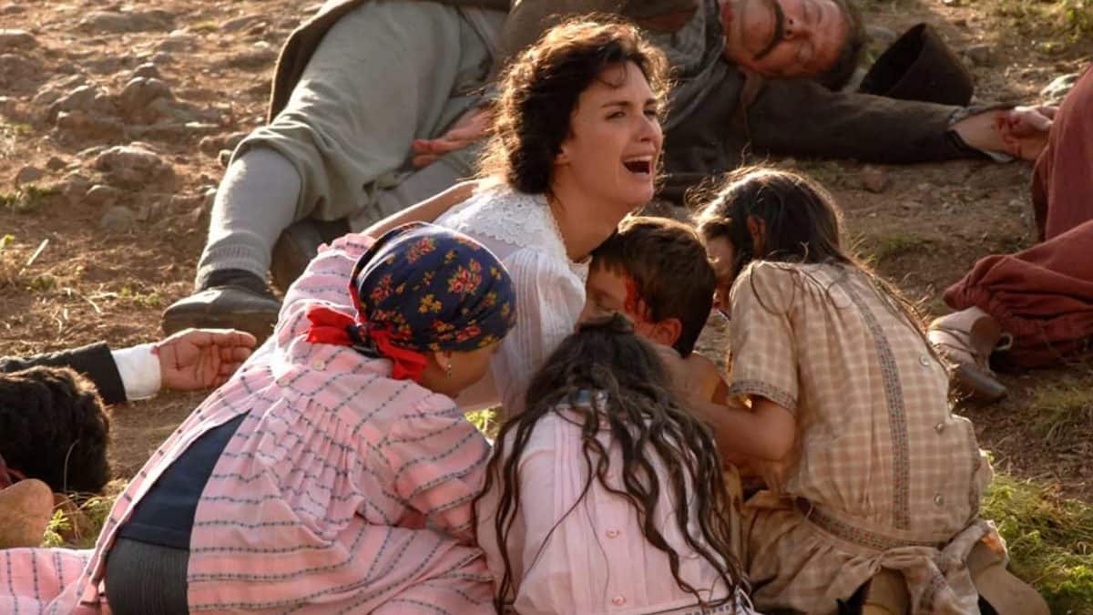 Paz Vega, en una escena de 'El destino de Nunik' que muestra las masacres realizadas por los turcos contra los armenios durante su deportación forzada en 1915.