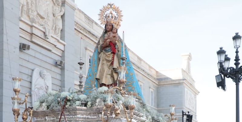 Nuestra Señora de la Almudena, en la procesión que siguió a la misa.
