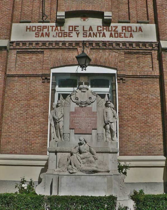 Monumento ante el Hospital de la Cruz Roja, en la avenida de la Reina Victoria de Madrid.