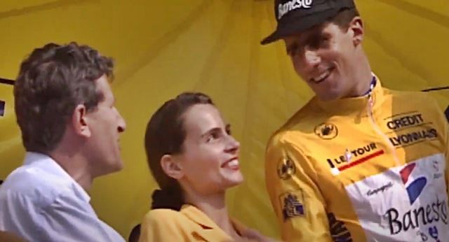 En 1993, la etapa prólogo del Tour de Francia se celebró contrarreloj en Puy du Fou. La ganó Miguel Indurain, quien a la postre triunfaría en París, en el tercero de sus cincto Tour. En la imagen saluda en la meta a Philippe de Villiers (n. 1949), fundador del parque.