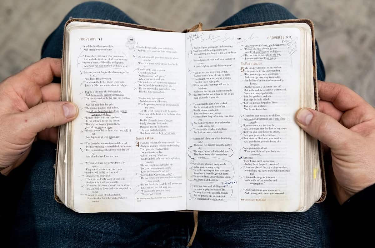 La vieja Biblia de la madre de Benjamin, con sus notas, por Proverbios