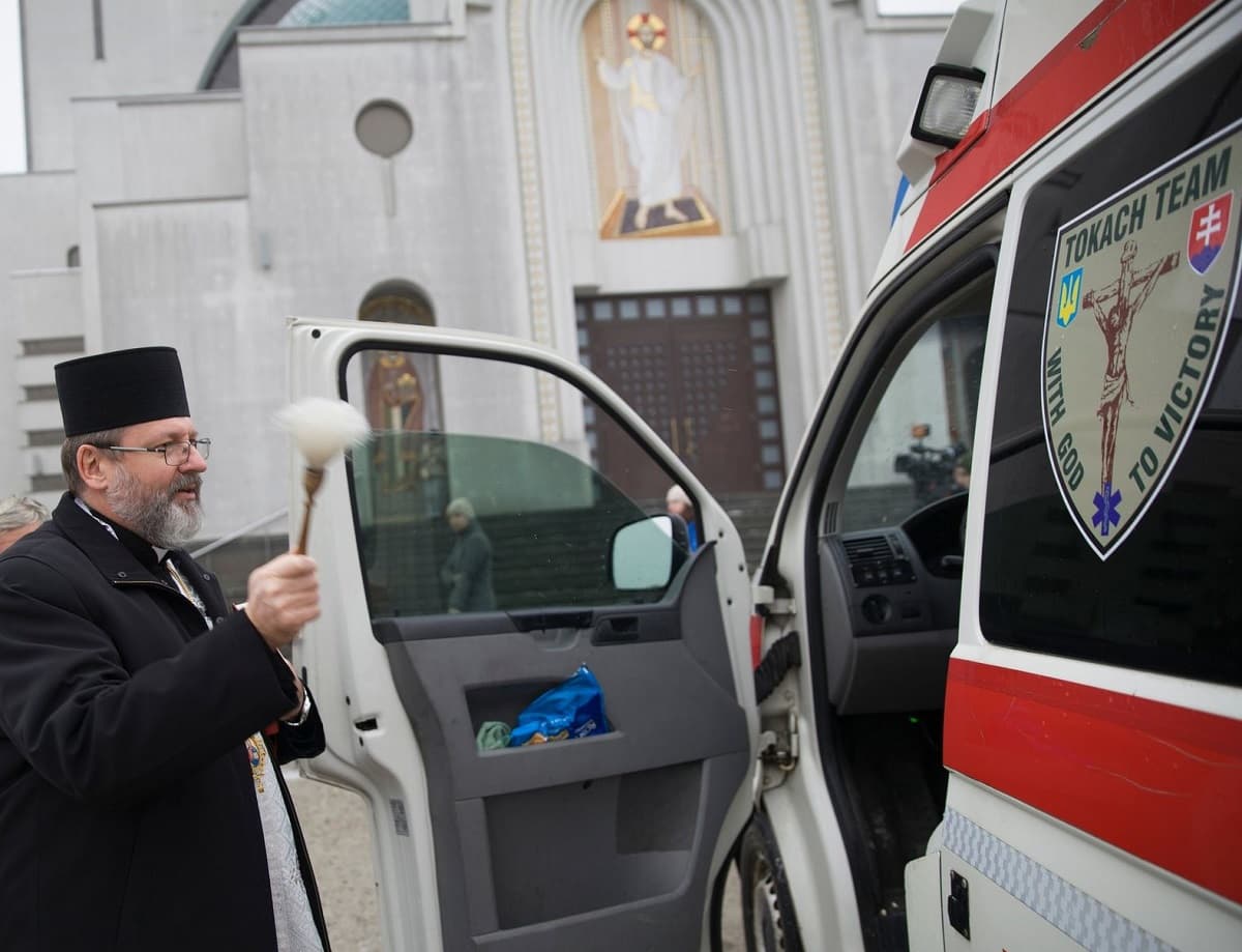 El arzobispo Shevchuk en Kiev bendice una ambulancia que se enviará al frente