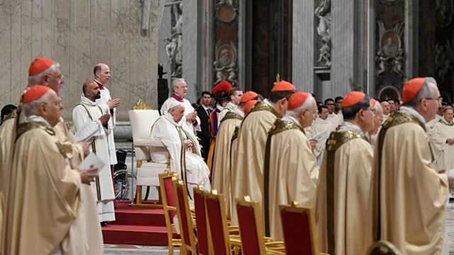 Navidad, un alto de paz tras una semana muy intensa por la declaración de Doctrina de la Fe sobre las bendiciones. En la imagen, a la izquierda, el cardenal Gerhard Müller, muy crítico con ella.