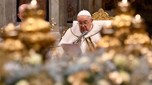Por sus problemas de movilidad, el Papa no ofició en el altar, pero sí leyó, sentado, la homilía.