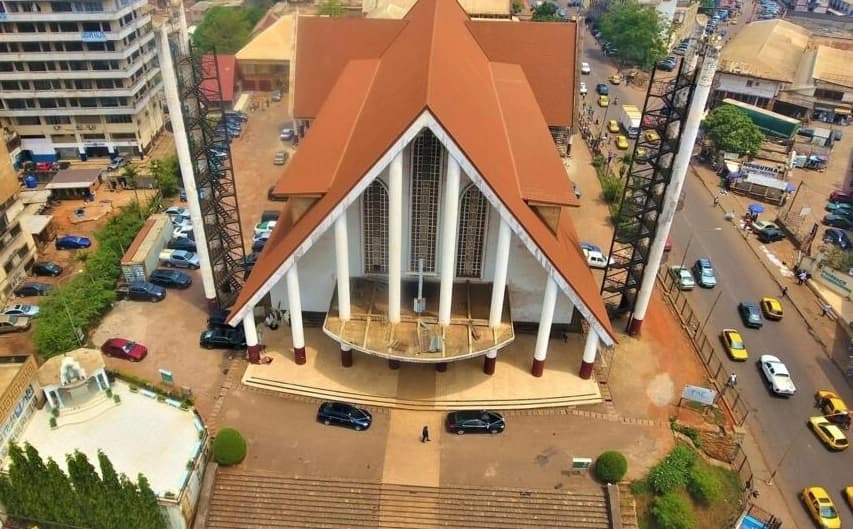 Catedral católica de Yaoundé en Camerún en 2020, foto de Wikimedia