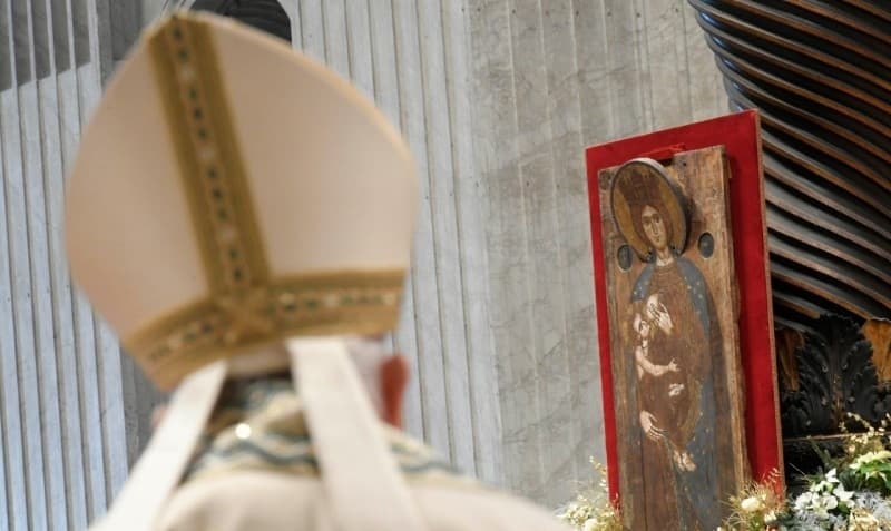 Papa Francisco con la Virgo lactans. 