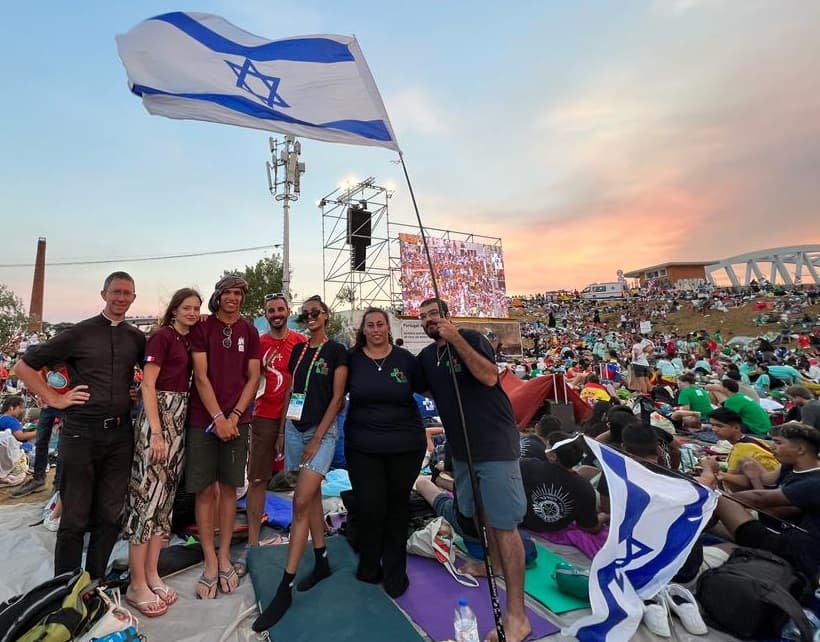 Peregrinos de parroquias de lengua hebrea de Israel en la JMJ de Lisboa en 2023, con bandera israelí
