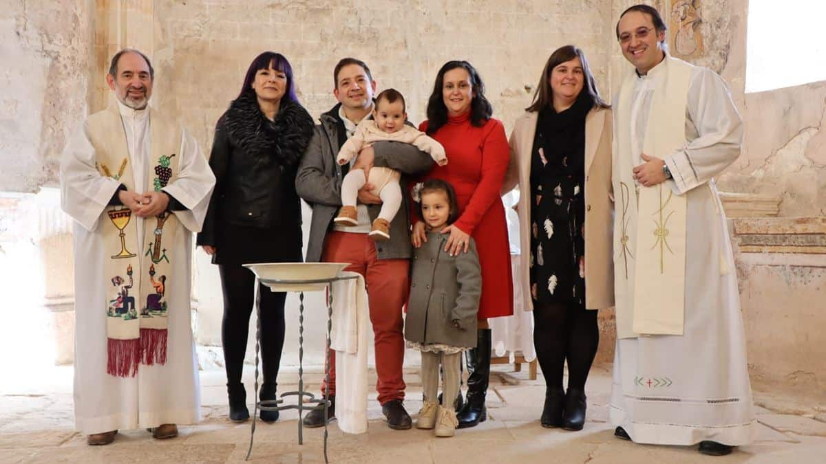 La familia de Adrián y los sacerdotes que la bautizaron. Foto: Archidiócesis de Burgos.