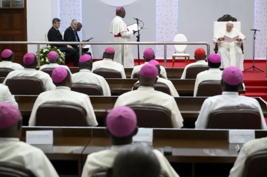 El Papa escucha a los obispos del Congo en Kinshasa en febrero de 2023