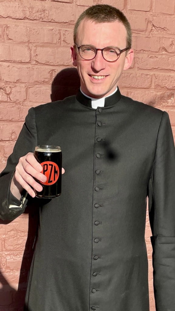 El sacerdote Brian Capuano.