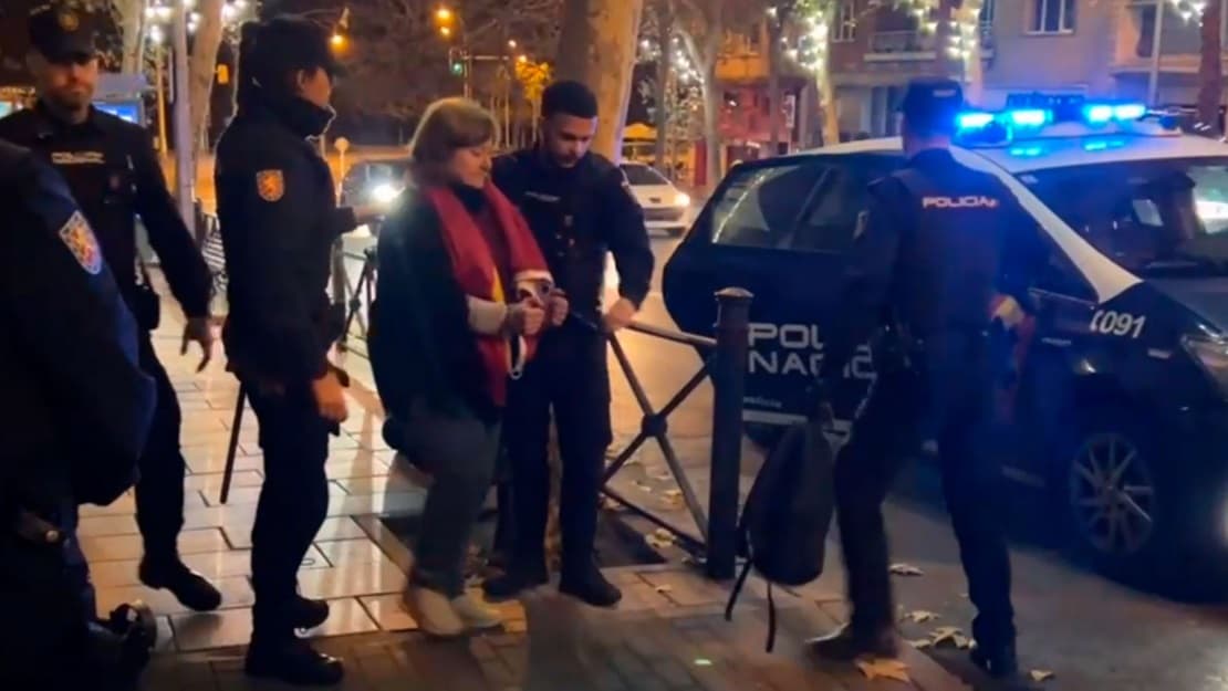Una mujer detenida el 27 de noviembre de 2023 simplemente por rezar el rosario en las escaleras de una parroquia en Madrid y negarse a dejar de hacerlo