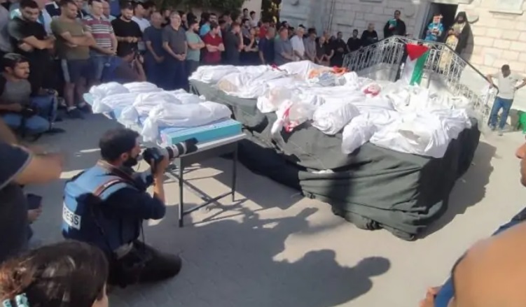 Funeral en la parroquia de San Porfirio de Gaza por los cristianos muertos en el bombardeo de la casa parroquial