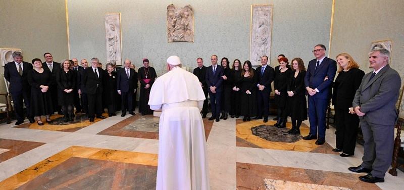 El Papa saluda a los miembros de la Junta Constructora de la Sagrada Familia, cuya delegación acudió presidida por David Abadías, obispo auxiliar de Barcelona.
