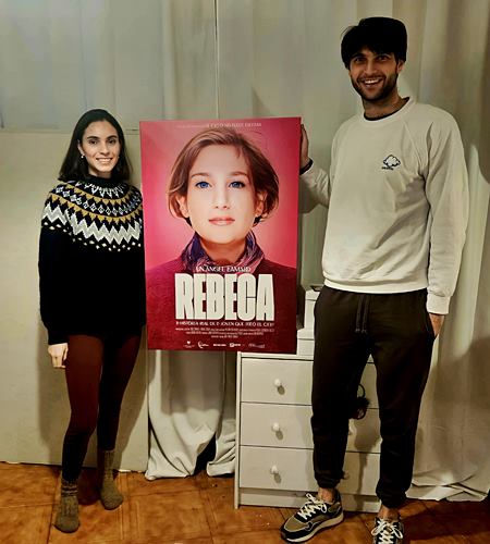 Inés y Borja Zavala, jóvenes productores de la película, junto a su cartel anunciador.