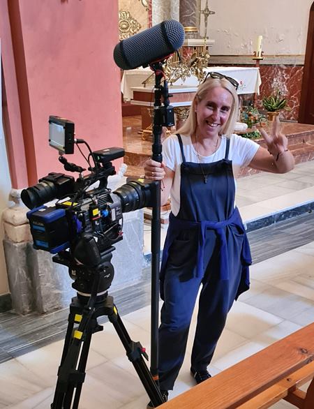 Paloma Pía Gasset, directora de producción de 'Un ángel llamado Rebeca', junto a una cámara.