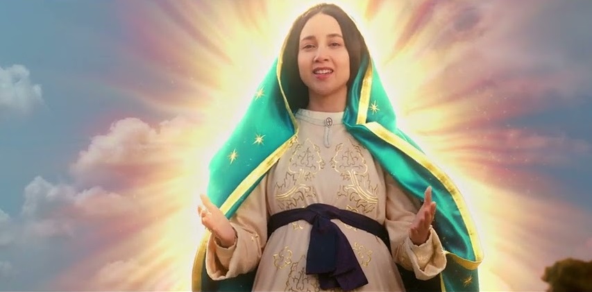 Angélica Chong caracterizada como Virgen de Guadalupe abre sus brazos como abrazando