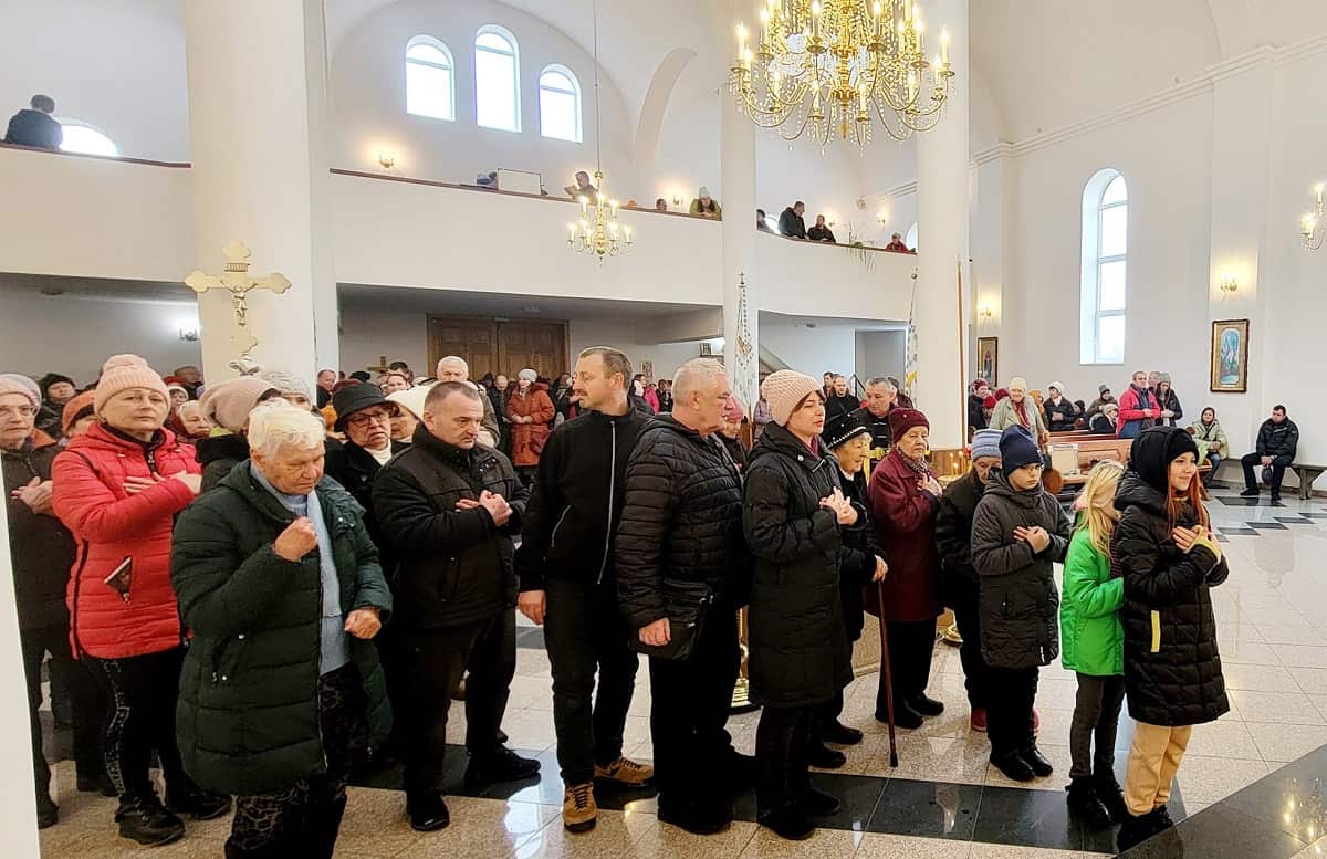 Fila para comuniones y bendiciones en la parroquia grecocatólica de San Vladimir, en Jersón 