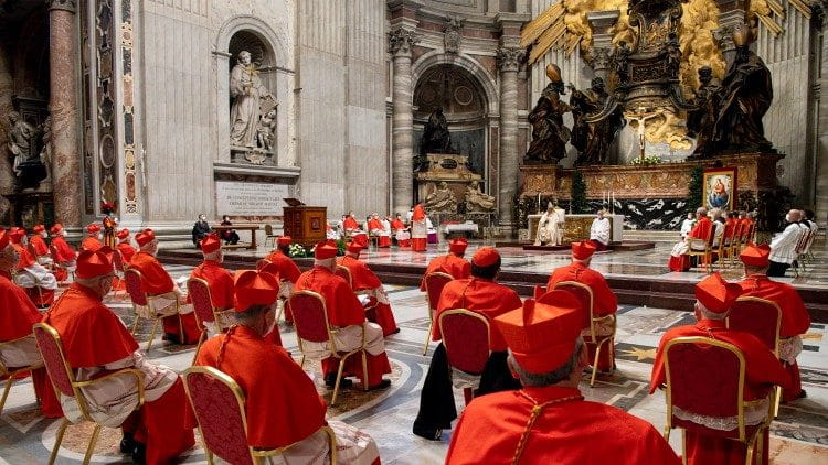 Consistorio de 2020 en San Pedro del Vaticano, cardenales de rojo, en sillas separadas por la distancia de pandemia