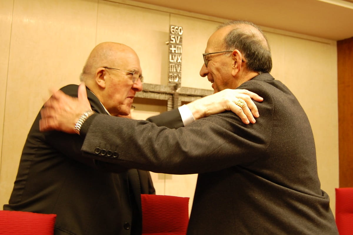 Los cardenales Osoro y Omella se abrazan en la plenaria de obispos de marzo de 2024