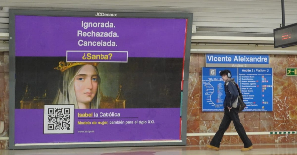 Un joven pasa junto a un cartel de Isabel la Católica en el metro Vicente Aleixandre, zona universitaria