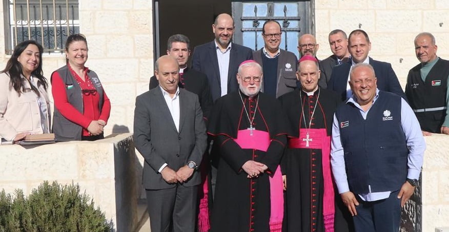 Gallagher y el Nuncio en Jordania con personal de CRS, Cáritas Jordania y la agencia hachemita de ayuda humanitaria