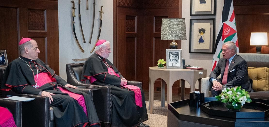 El arzobispo Gallagher y el Nuncio del Toso con el rey Abdalá II de Jordania